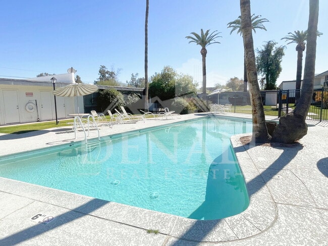 Building Photo - 3242 E Camelback Rd Unit 204