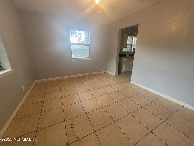 Photo - 2678 Ernest St