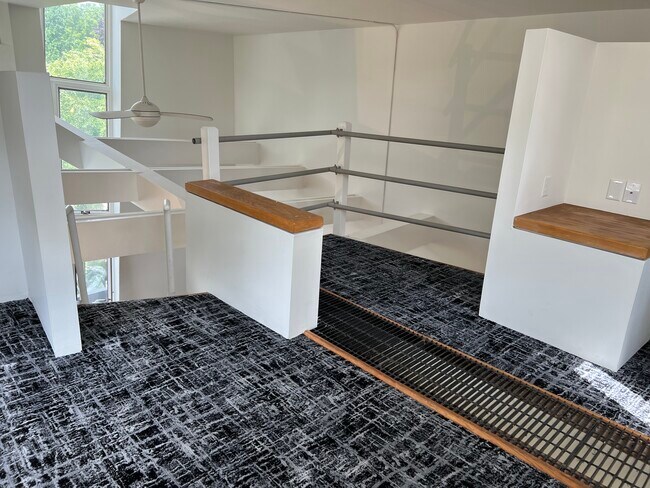 Área tipo loft con vista a la sala de estar - 431 N Cayuga St Unidad 2