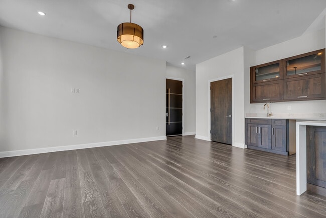 Photo - 438 Selden St Unidad 403