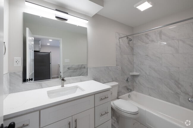 2BR, 1BA - 750SF - Bathroom
