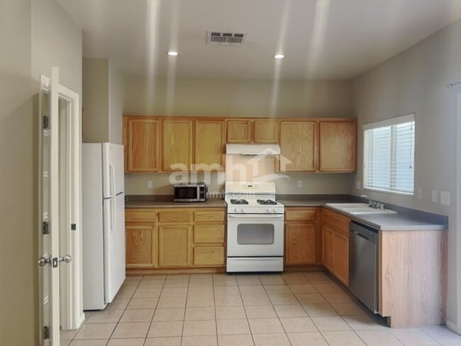 Photo - 902 Blue Rosalie Pl