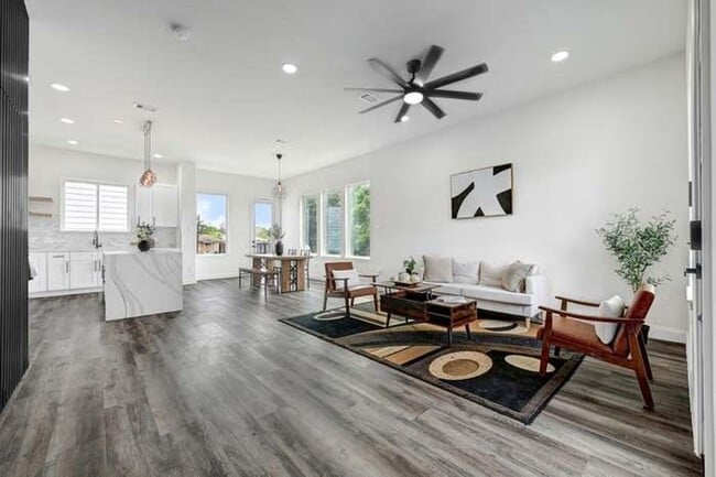 Photo - 2104 Bringhurst St