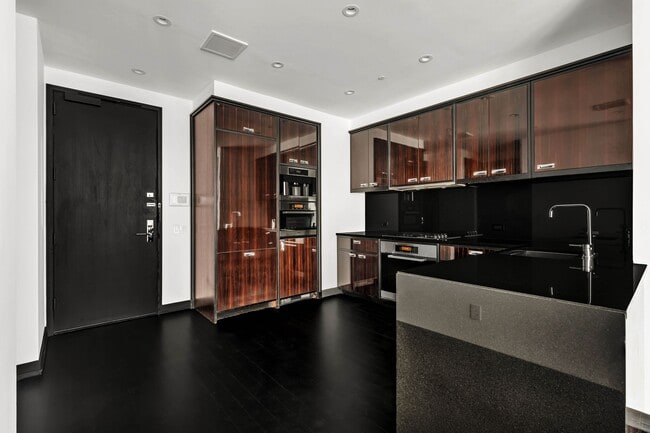 Photo - 157 W 57th St