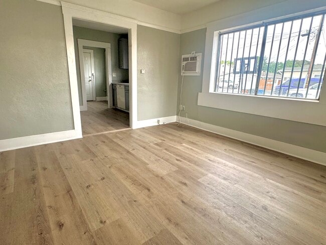 Photo - 1002 W 4th St