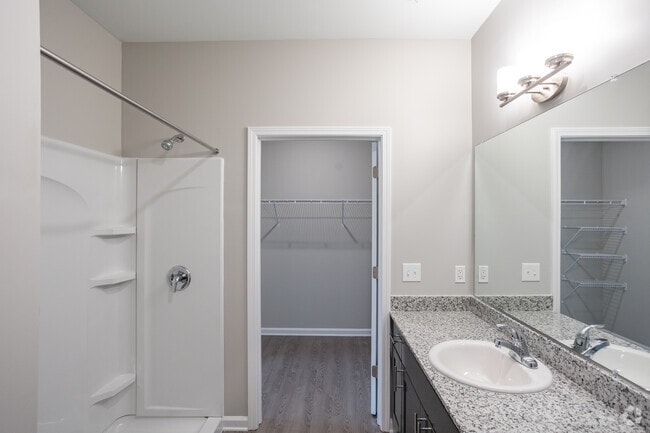 2BR, 1BA - 804SF - Bathroom