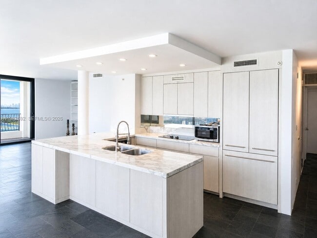 Photo - 555 NE 15th St Unidad 20A