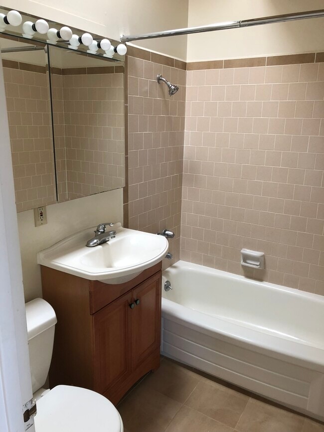 Tub and shower combination - 339 Monroe St Unit 339