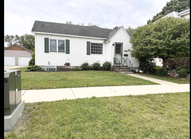 Photo - 523 E 1st St