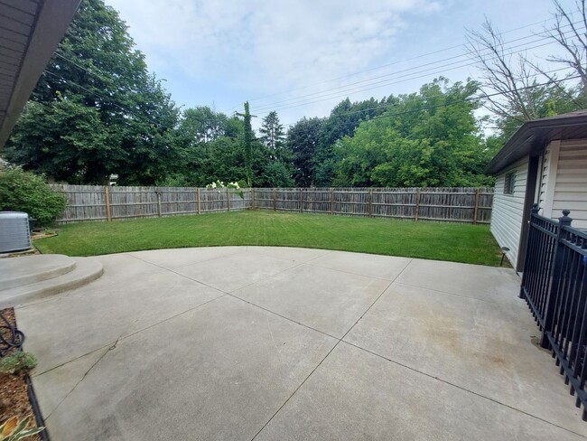 Photo - 3 Bedroom 2 1/2 bath brick ranch with fenc... House