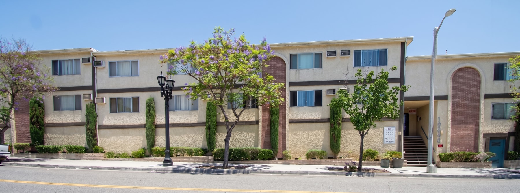 10042 Commerce Ave - 10042 Commerce Ave