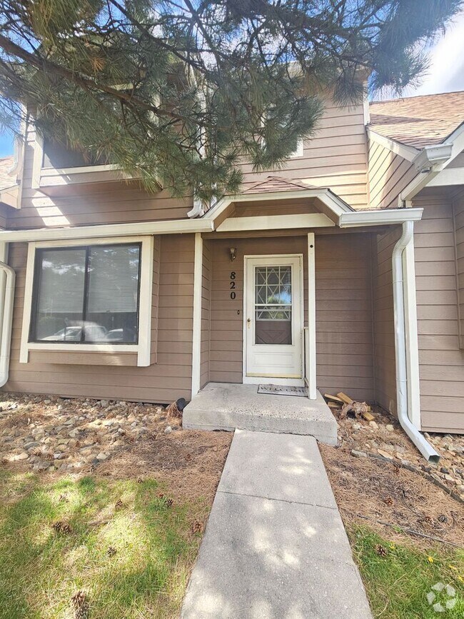 Building Photo - Beautiful Townhome