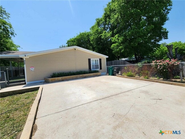 Building Photo - 922 Ashwood Dr