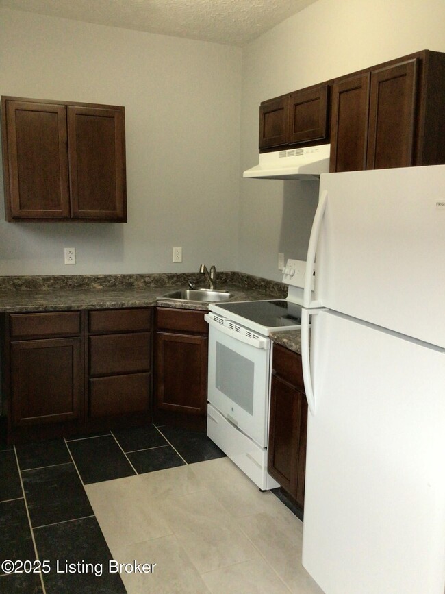 Building Photo - 952 S Floyd St Unit 201 Rental