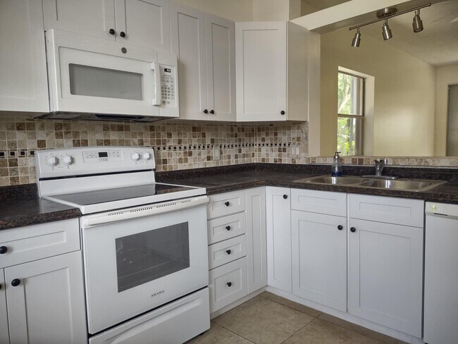 Photo - 18081 SE Country Club Dr Unit Apt 341