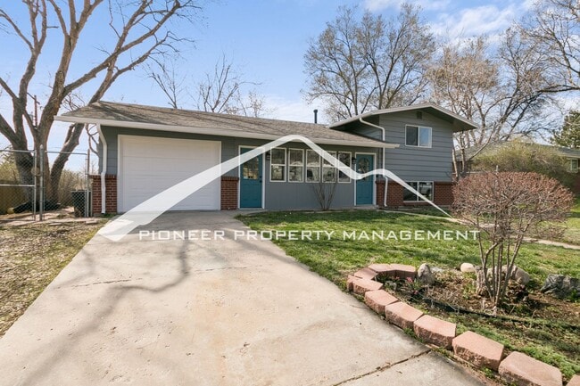 Building Photo - Gorgeous Home with Washer/Dryer and Fenced Yard