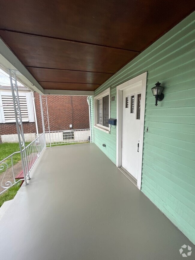 Building Photo - Renovated 3 bed 1 bath with River views fr... Rental