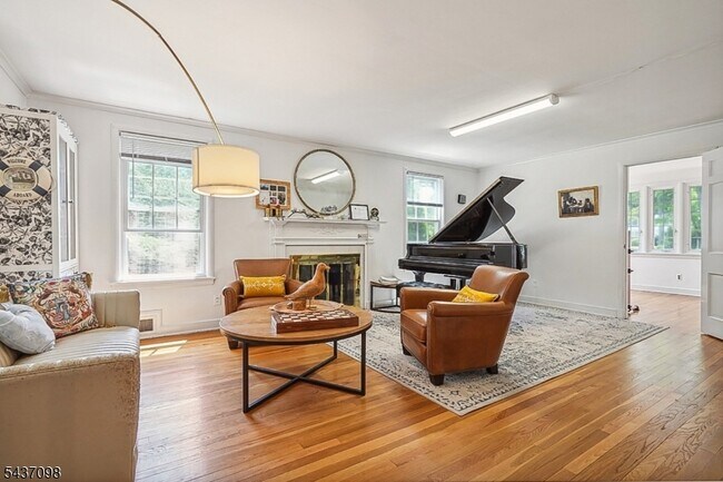 Photo - 305 Lupine Way