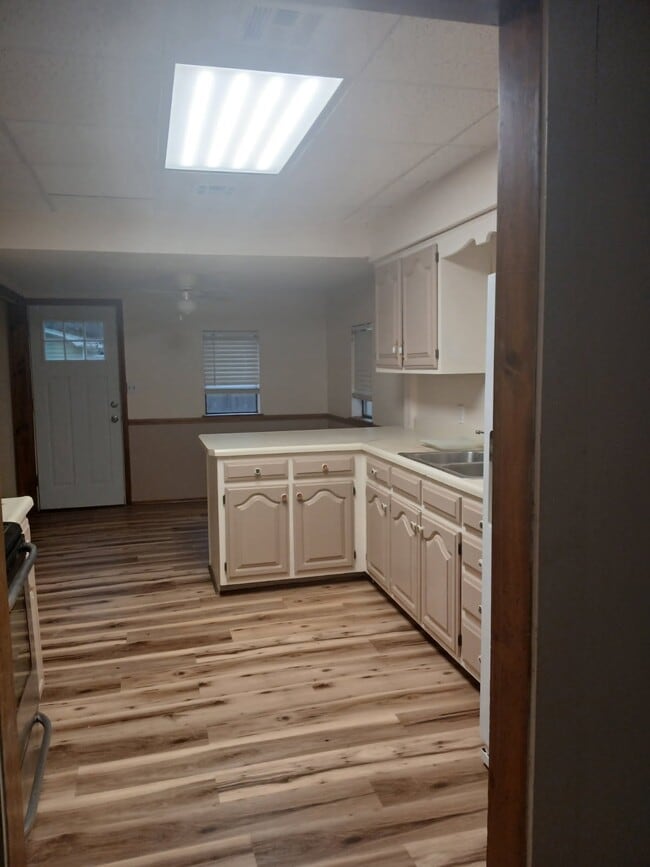 Photo - 610 W 7th St