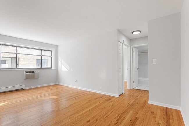 Photo - 6758 N Sheridan Rd