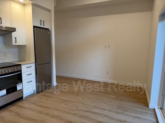 Photo - 660-660 Cawston Ave