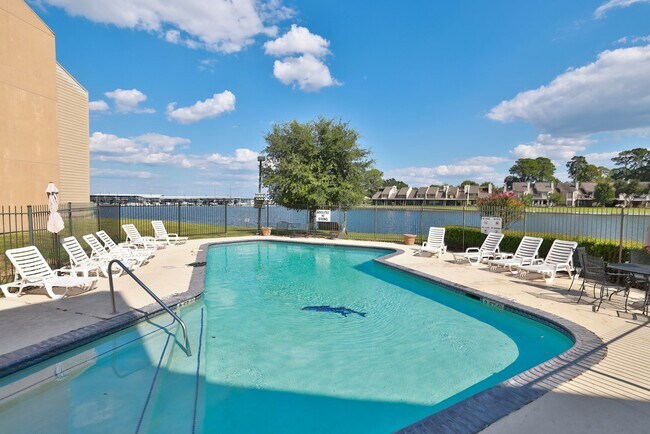 Building Photo - 12600 Melville Dr Unit 318B