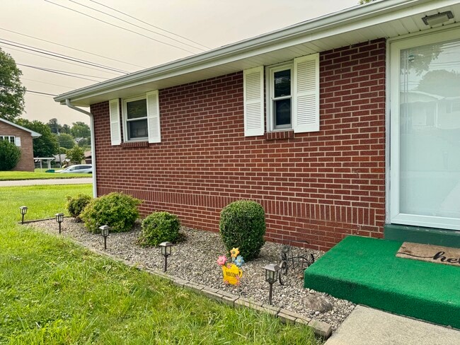 Front yard - 33 Millbrook Rd