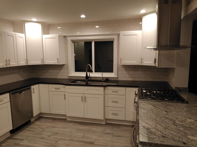 Kitchen - 46 W Parkwood St House