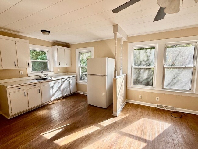 Photo - Three bedroom, 1 bath house in Burlington