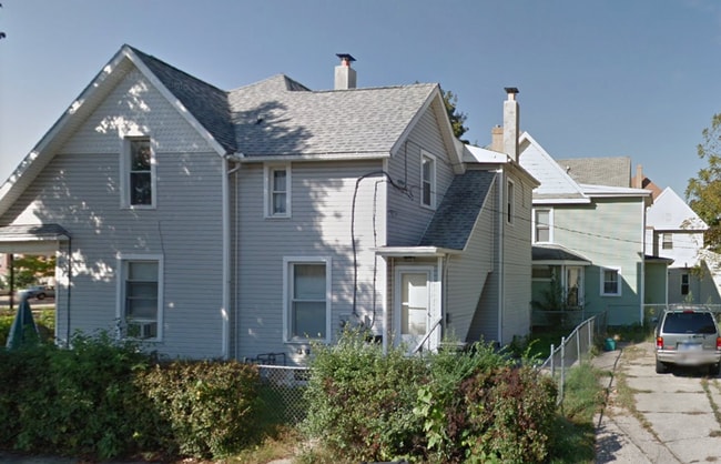 Building Photo - 2nd fooor walk-up duplex in historic house...