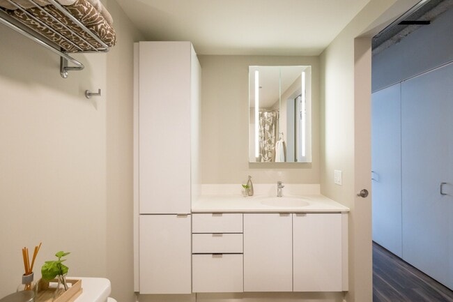Baño de los apartamentos 63 E Lake en esquema de color blanco