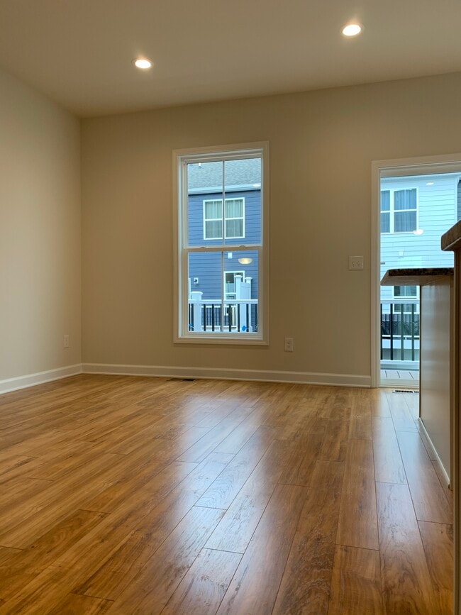 living room - 290 Hamilton Ave NW