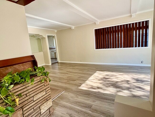 crown molding with beamed ceiling - 3549 Schaefer St