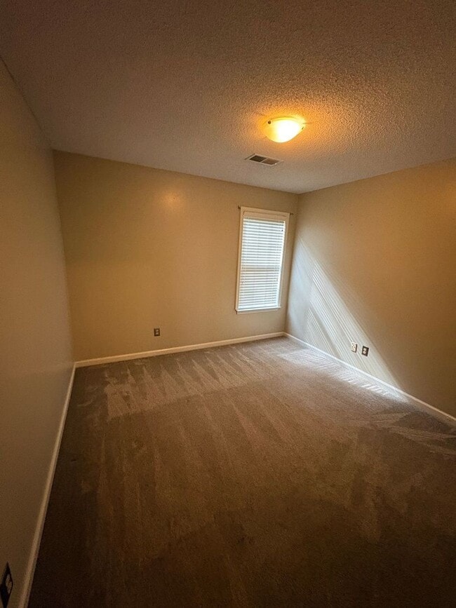 Photo - Spacious and well-maintained home located in the heart of Arlington!