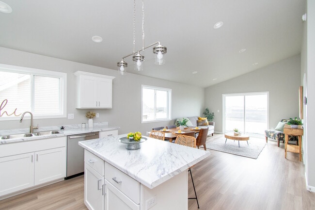 Photo - 1736 18th St N