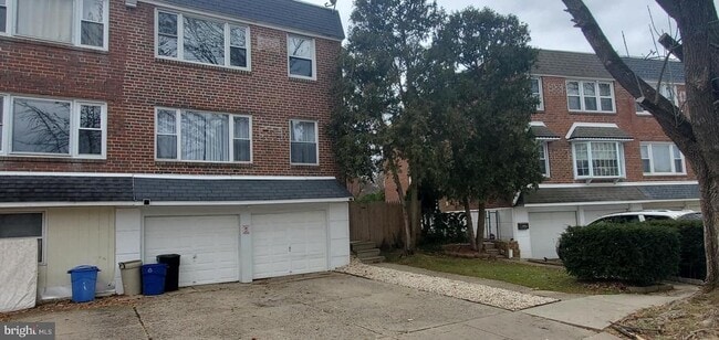 Building Photo - 224 Robina St