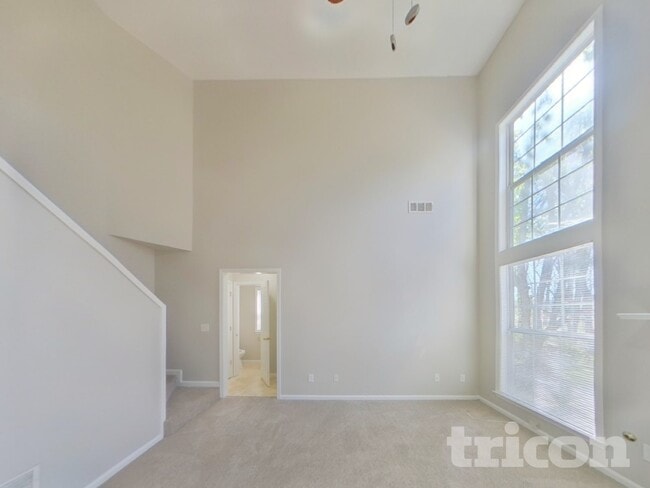 Photo - 325 Cadeleigh Ct