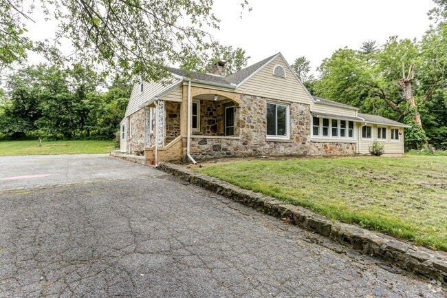 Building Photo - 3 Bed 1.5 bath in Camp Hill Rental