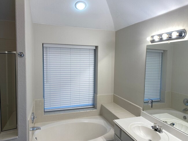 Building Photo - 4108 N Summercrest Loop