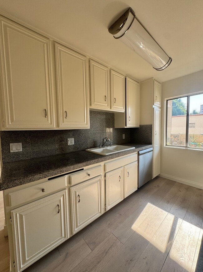 226 N La Peer Dr