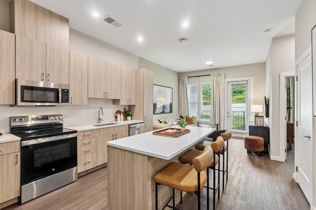 1BR, 1BA - 744SF - Kitchen / Dining Room