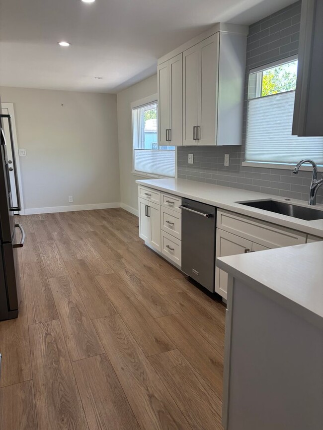 Building Photo - Remodeled 2 bed 2 bath home