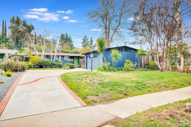 Building Photo - Stunning Woodland Hills Pool Home – South ...