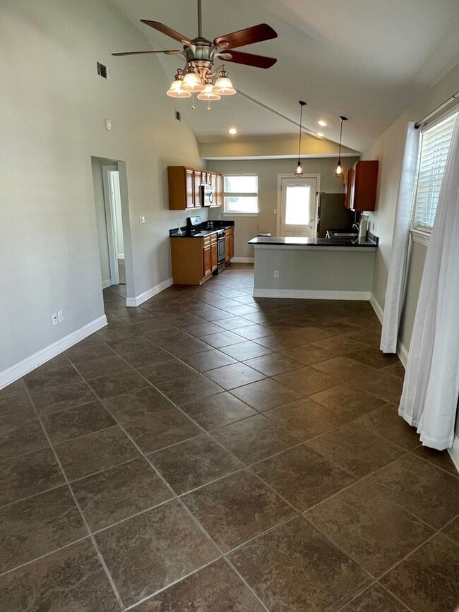 Photo - 2BD/1BA in Lakeview, with Driveway and Private Backyard