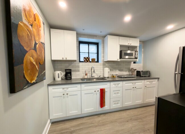 Kitchen - 952 N Hoyne Ave Unit 4