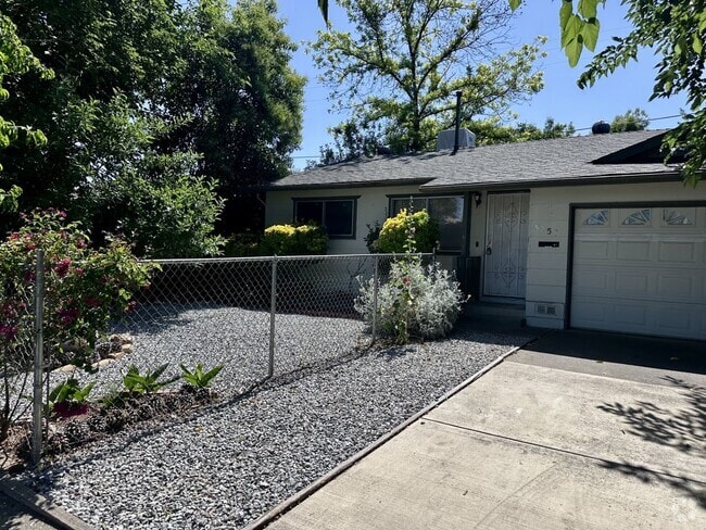 Building Photo - Spacious Half-Plex in Anderson w/ Yard! Rental