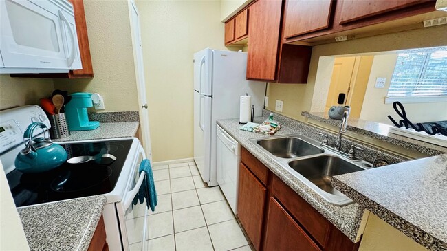 Building Photo - 3506 Cove View Blvd