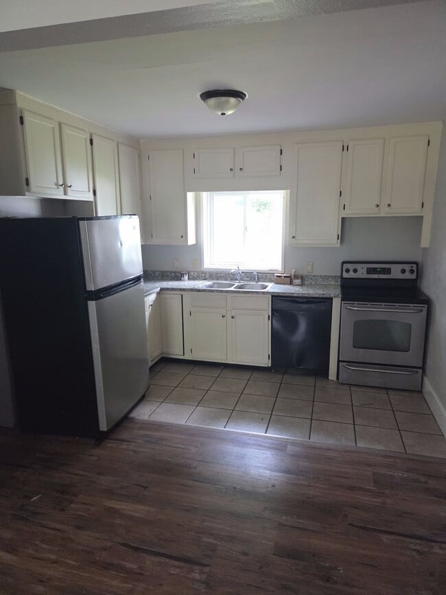 Building Photo - Spacious 4-Bedroom Home in Peoria — Dog-Friendly & Move-In Ready!
