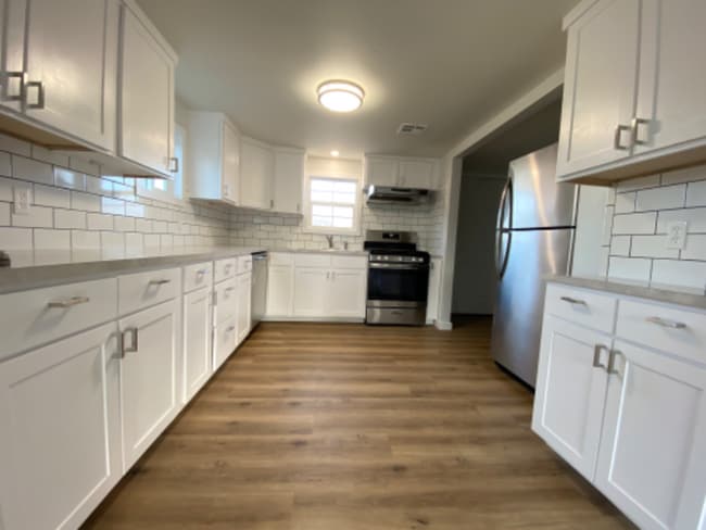 Photo - 345 Marilyn St NE