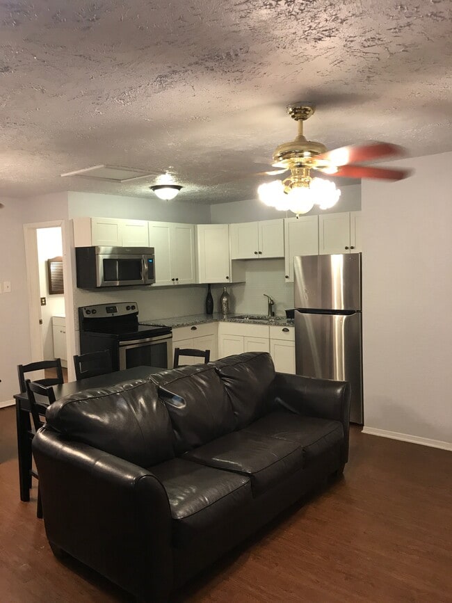 Building Photo - 9283 Five Palms Dr